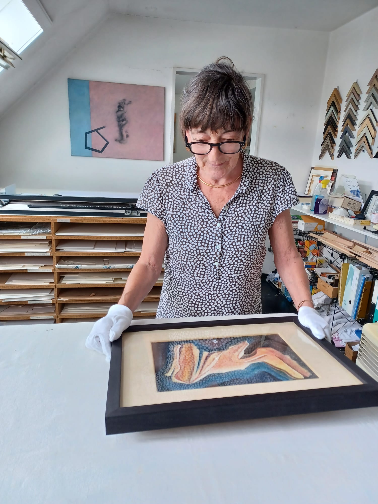 Magdalena Schuwey bei der Arbeit im Atelier